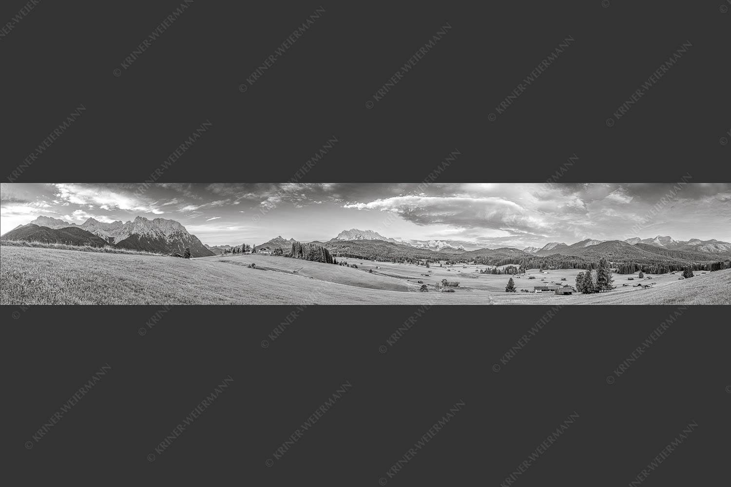 Erstes Sonnenlicht am Zugspitzmassiv - Wunderbares Werdenfels 6:1 sw -- Karwendel Wetterstein und Estergebirge - mehr Infos bei www.Kriner-Weiermann.de