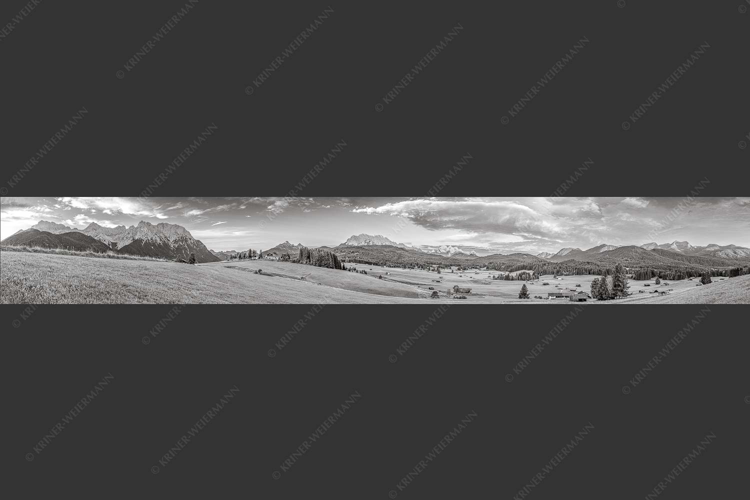 Erstes Sonnenlicht am Zugspitzmassiv - Wunderbares Werdenfels 7:1 sw -- Karwendel Wetterstein und Estergebirge - mehr Infos bei www.Kriner-Weiermann.de