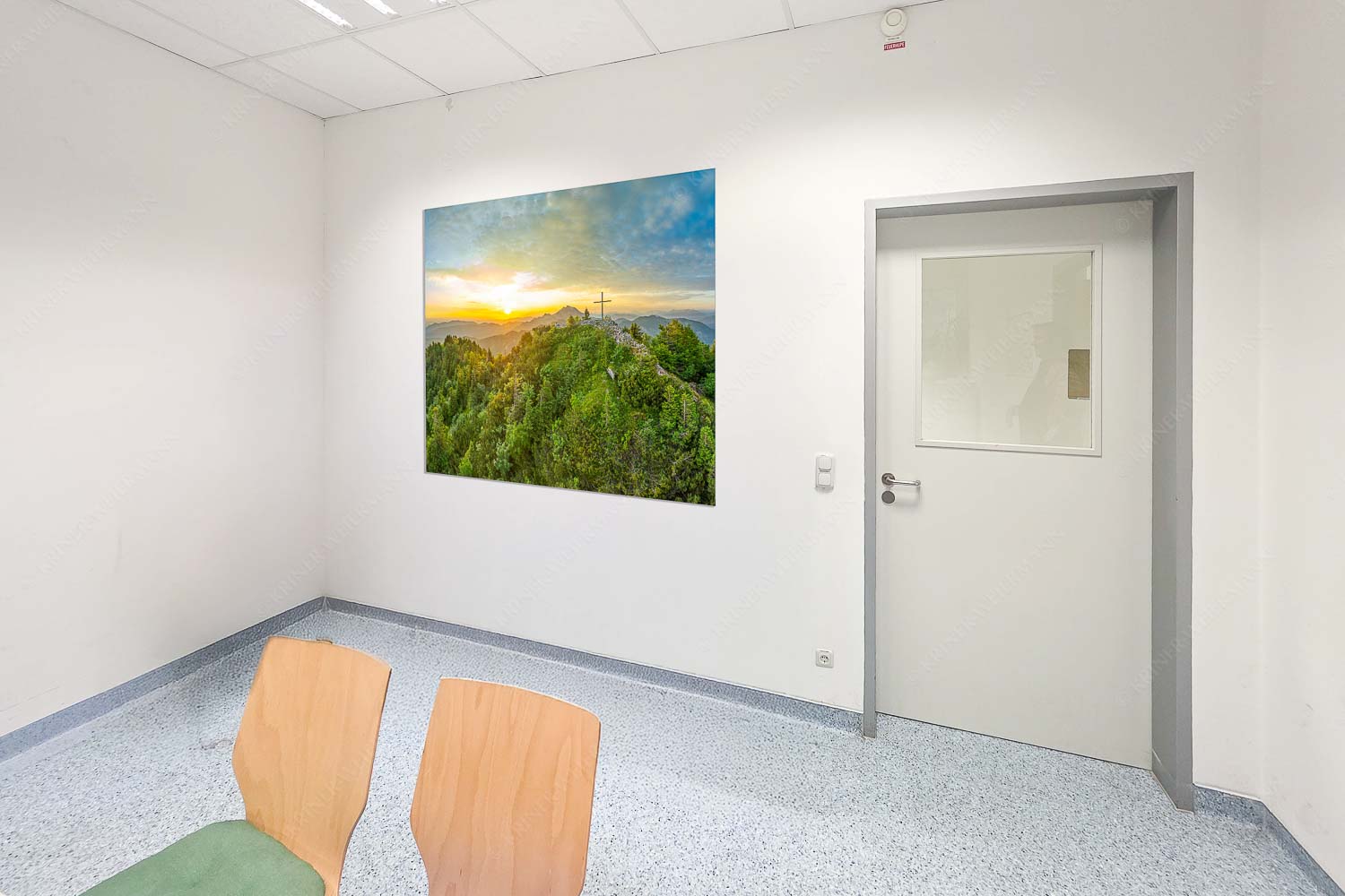 Gipfelkreuz am Rabenkopf im ersten Licht über der Benediktenwand - Raum 043-073 Ins Licht tauchen-Rabenkopf und Benediktenwand 1:1 - mehr Infos bei www.Kriner-Weiermann.de