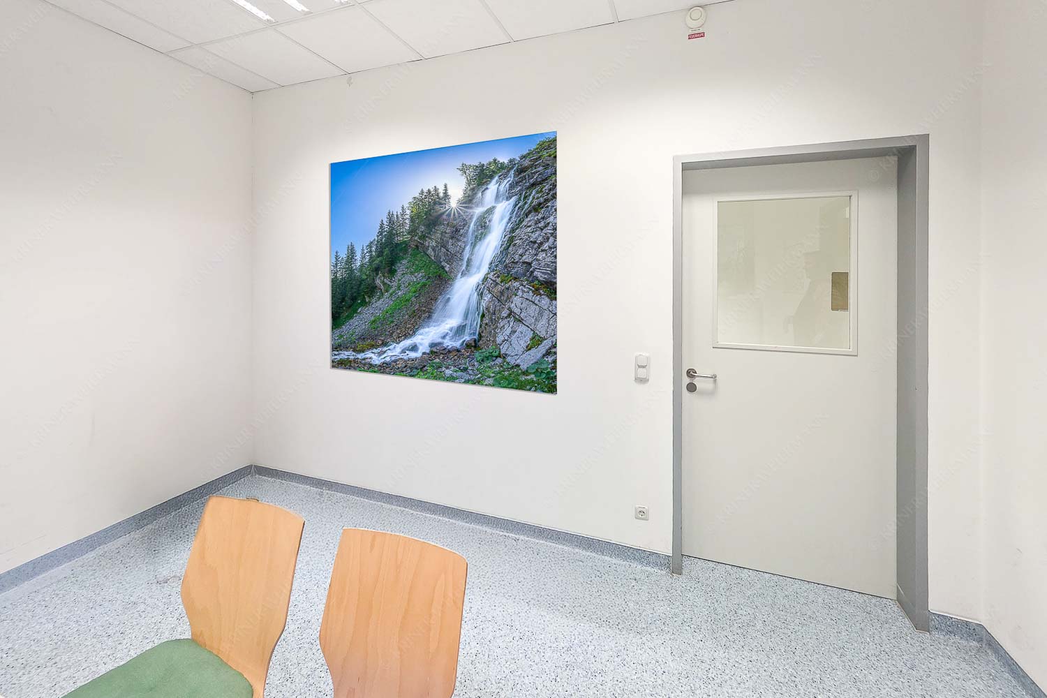 Unterhalb der Soiernhütte fällt dieser eiskalte und klare Wasserfall in das Fischbachtal - Raum 043-073 Klarer Fall-Wasserfall im Soierngebirge 1:1 - mehr Infos bei www.Kriner-Weiermann.de