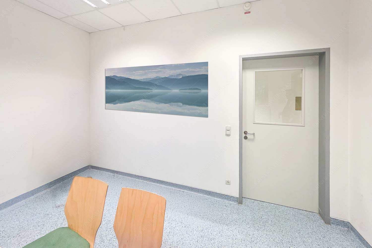 Zu allen Jahreszeiten kann man beeindruckende Stimmungen am Walchensee erleben - Raum 043-073 Morgenblau-Morgenstimmung am Walchensee 2:1 - mehr Infos bei www.Kriner-Weiermann.de