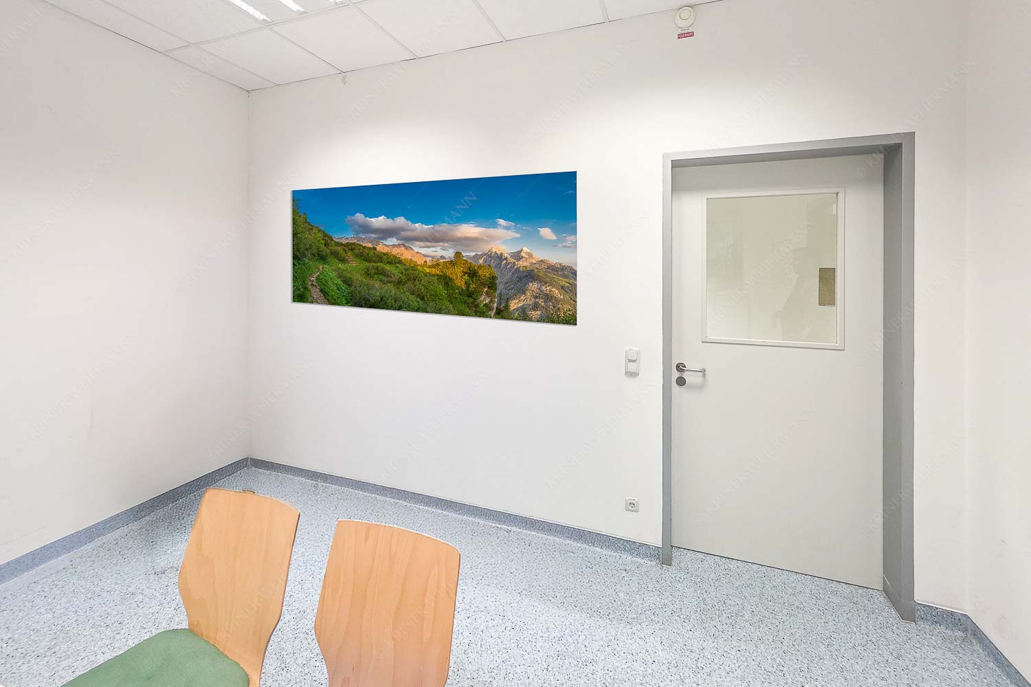 Kurz hinter dem Schachenschloss offenbart sich dieser einzigartige Ausblick ins Reintal - Raum 043-073 Über dem tiefen Tal-Schachen und Alpspitze 2:1 - mehr Infos bei www.Kriner-Weiermann.de