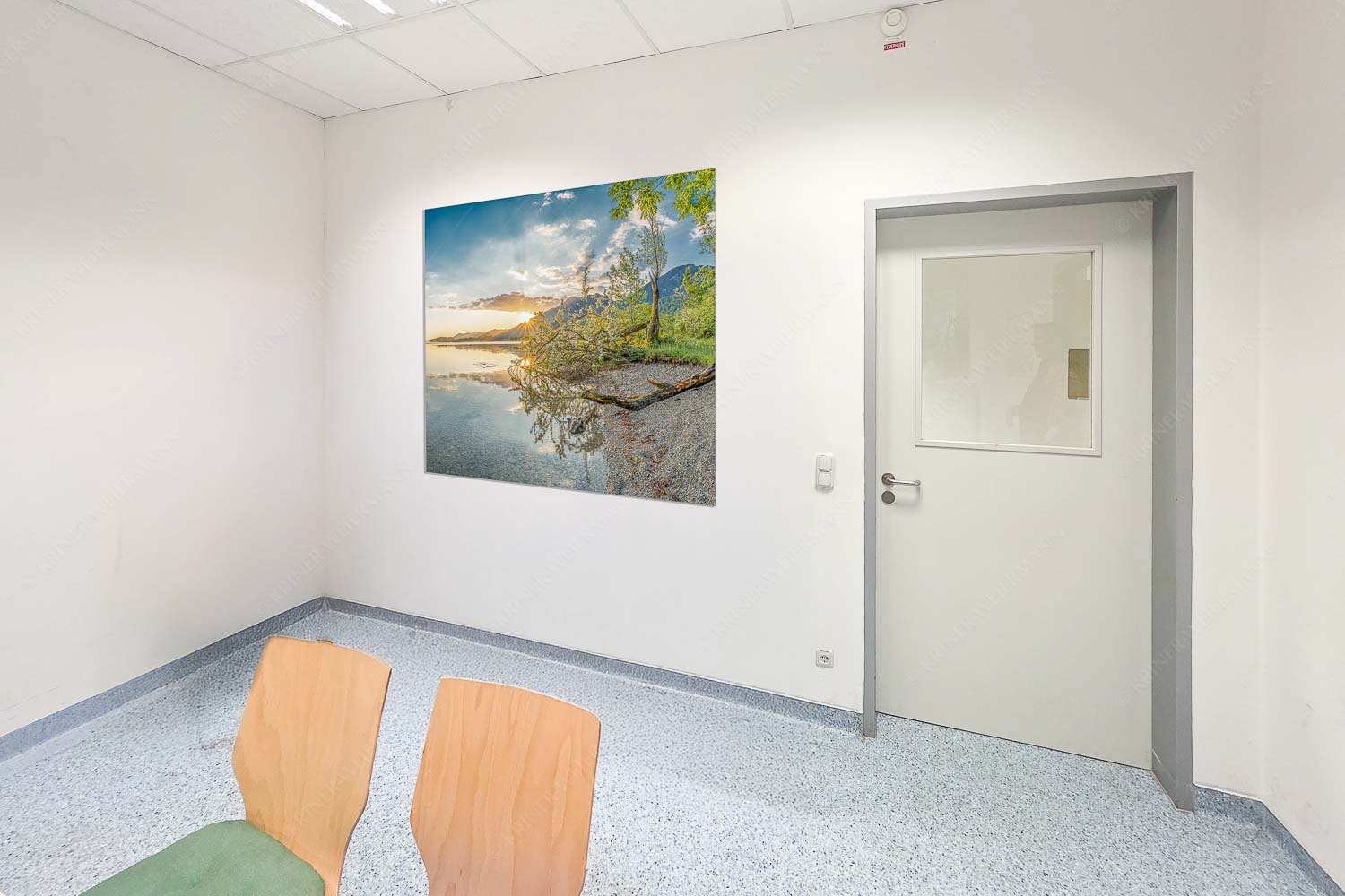 Der Kochelsee bietet viele idyllische Ecken zum innehalten - Raum 043-073 Verspielt-Kochelsee mit Jochberg 1:1 - mehr Infos bei www.Kriner-Weiermann.de