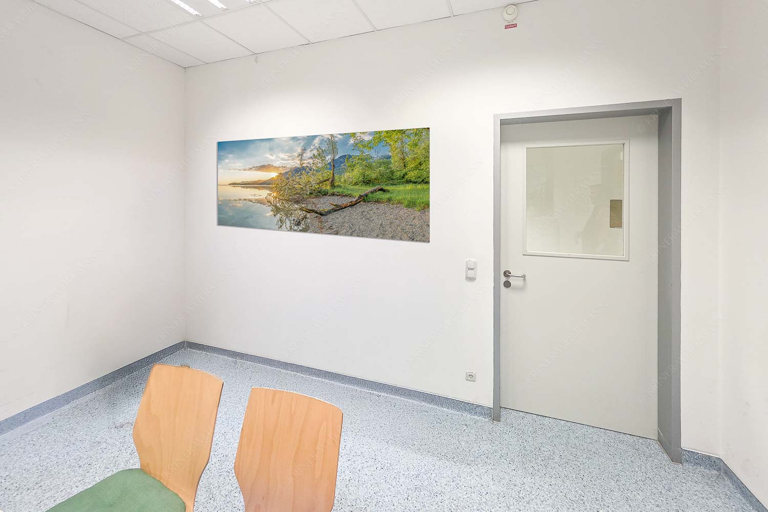 Der Kochelsee bietet viele idyllische Ecken zum innehalten - Raum 043-073 Verspielt-Kochelsee mit Jochberg 2:1 - mehr Infos bei www.Kriner-Weiermann.de