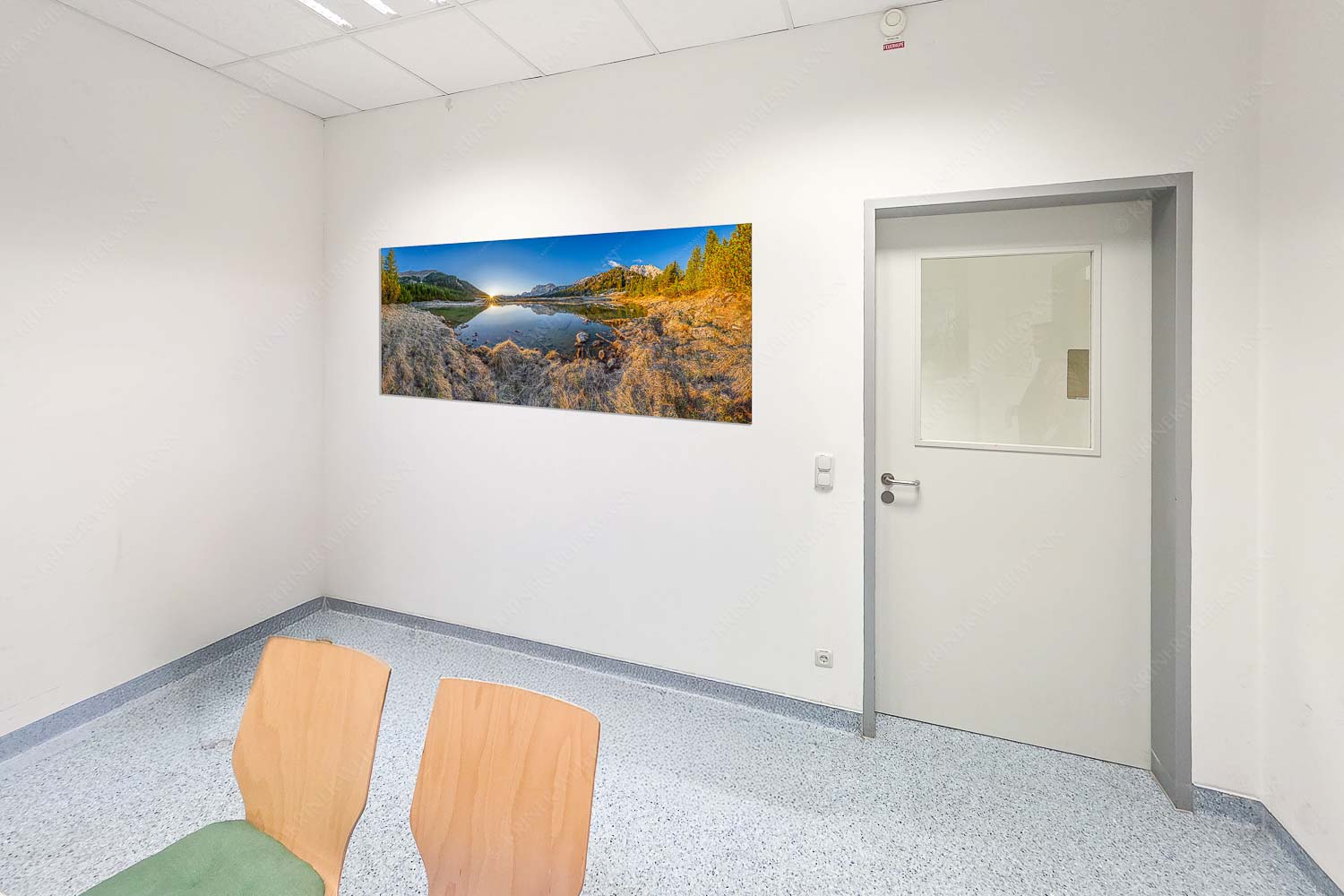 Die ersten Sonnenstrahlen an dem kleinen See bei der Fereineralm - Raum 043-073 Zeit zum atmen-Soiern und Karwendel 2:1 - mehr Infos bei www.Kriner-Weiermann.de