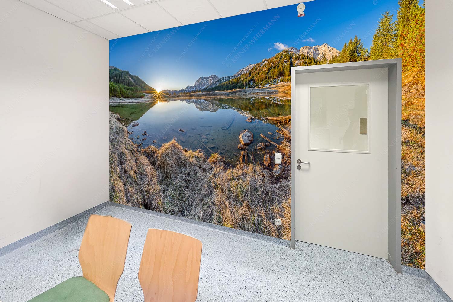 Die ersten Sonnenstrahlen an dem kleinen See bei der Fereineralm - Raum 043-073 Zeit zum atmen-Soiern und Karwendel 3:2 - mehr Infos bei www.Kriner-Weiermann.de