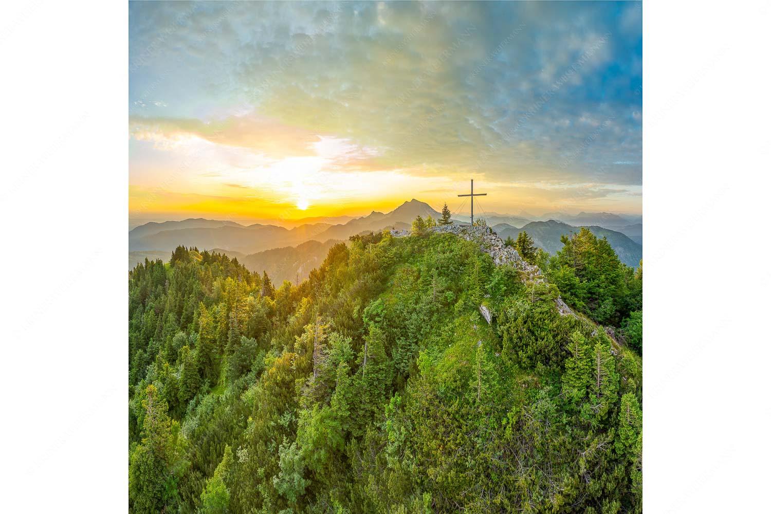 Gipfelkreuz am Rabenkopf im ersten Licht über der Benediktenwand - Ins Licht tauchen_1zu1 - mehr Infos bei www.Kriner-Weiermann.de