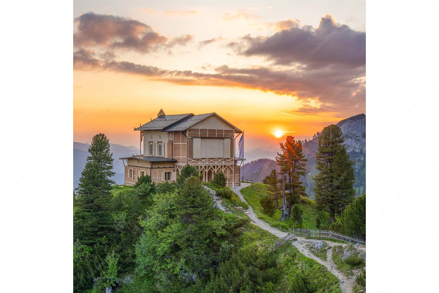 Nur an den längsten Tagen sieht man die Sonne am Horizont aufgehen - Königliche Aussicht_1zu1 - mehr Infos bei www.Kriner-Weiermann.de