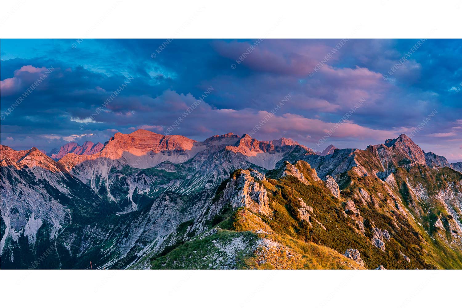 Soierngebirge im letzten warmen Tageslicht mit Sonnenuntergang im Estergebirge - Letztes Licht_2zu1 - mehr Infos bei www.Kriner-Weiermann.de