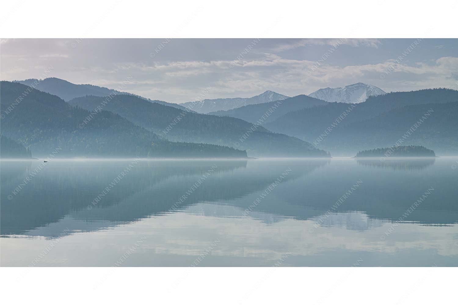 Zu allen Jahreszeiten kann man beeindruckende Stimmungen am Walchensee erleben - Morgenblau_2zu1 - mehr Infos bei www.Kriner-Weiermann.de