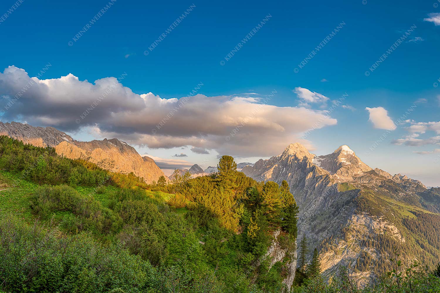 Kurz hinter dem Schachenschloss offenbart sich dieser einzigartige Ausblick ins Reintal - Über dem tiefen Tal_3zu2 - mehr Infos bei www.Kriner-Weiermann.de
