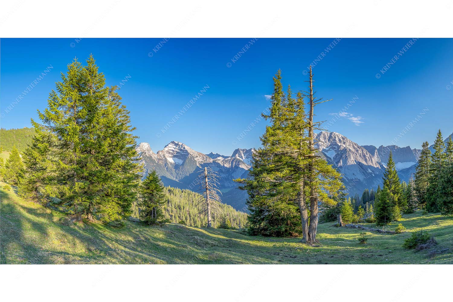 Vom südlich gelegenen Bergkamm des Schafreuters hat man eine beeindruckende Sicht auf den Karwendel-Hauptkamm - Vis a vis_2zu1 - mehr Infos bei www.Kriner-Weiermann.de