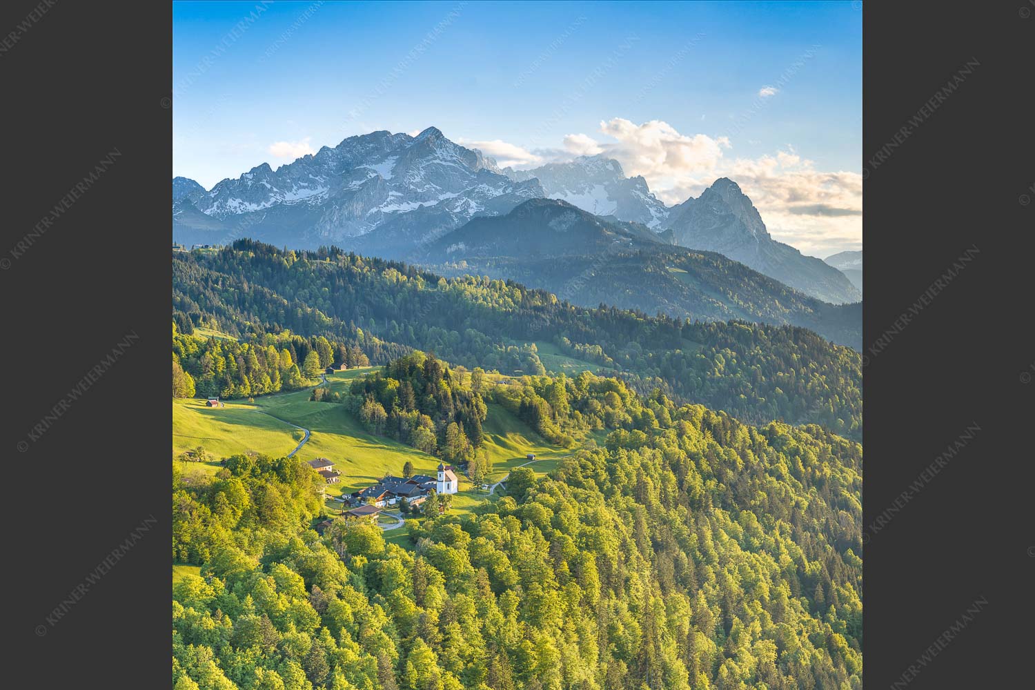 Blick über die Ortschaft Wamberg zum Zugspitzmassiv im Wettersteingebirge - Alpendorf 1:1  -- Wamberg mit Wetterstein - mehr Infos bei www.Kriner-Weiermann.de