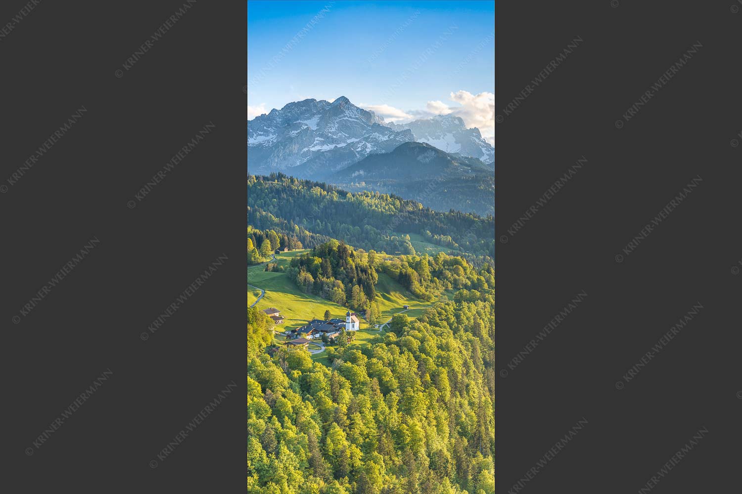 Blick über die Ortschaft Wamberg zum Zugspitzmassiv im Wettersteingebirge - Alpendorf 1:2  -- Wamberg mit Wetterstein - mehr Infos bei www.Kriner-Weiermann.de