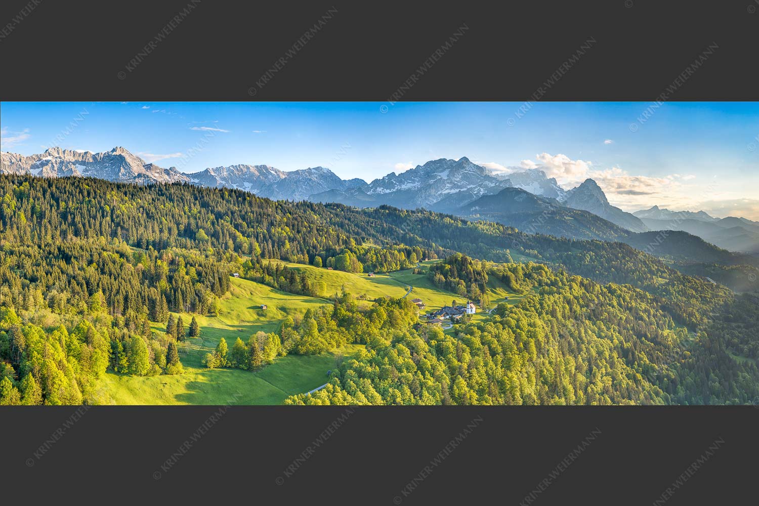 Blick über die Ortschaft Wamberg zum Zugspitzmassiv im Wettersteingebirge - Alpendorf 2,5:1  -- Wamberg mit Wetterstein - mehr Infos bei www.Kriner-Weiermann.de