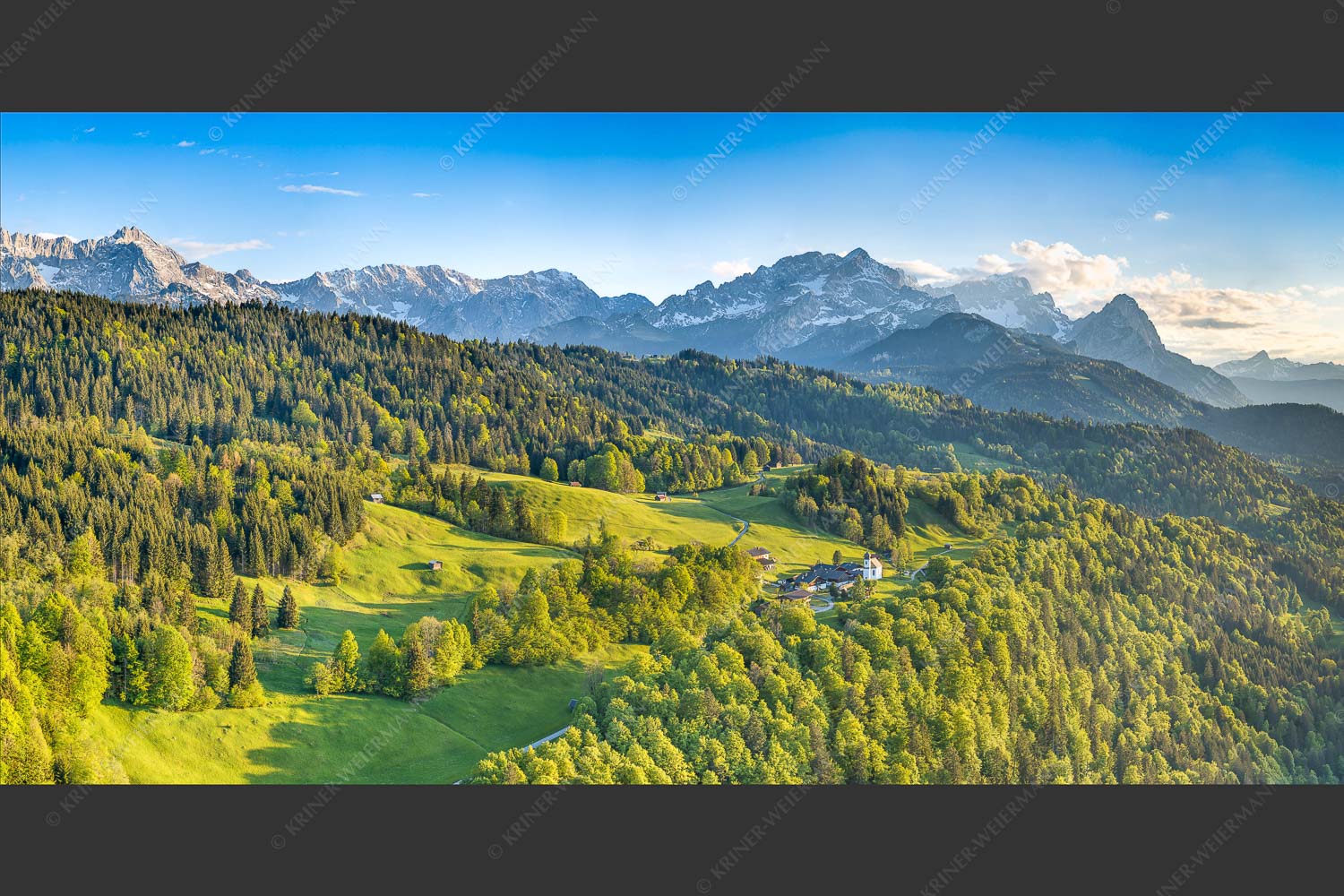 Blick über die Ortschaft Wamberg zum Zugspitzmassiv im Wettersteingebirge - Alpendorf 2:1  -- Wamberg mit Wetterstein - mehr Infos bei www.Kriner-Weiermann.de