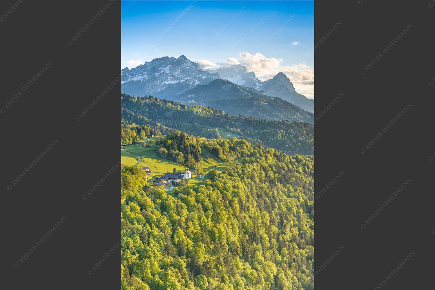 Blick über die Ortschaft Wamberg zum Zugspitzmassiv im Wettersteingebirge - Alpendorf 2:3  -- Wamberg mit Wetterstein - mehr Infos bei www.Kriner-Weiermann.de
