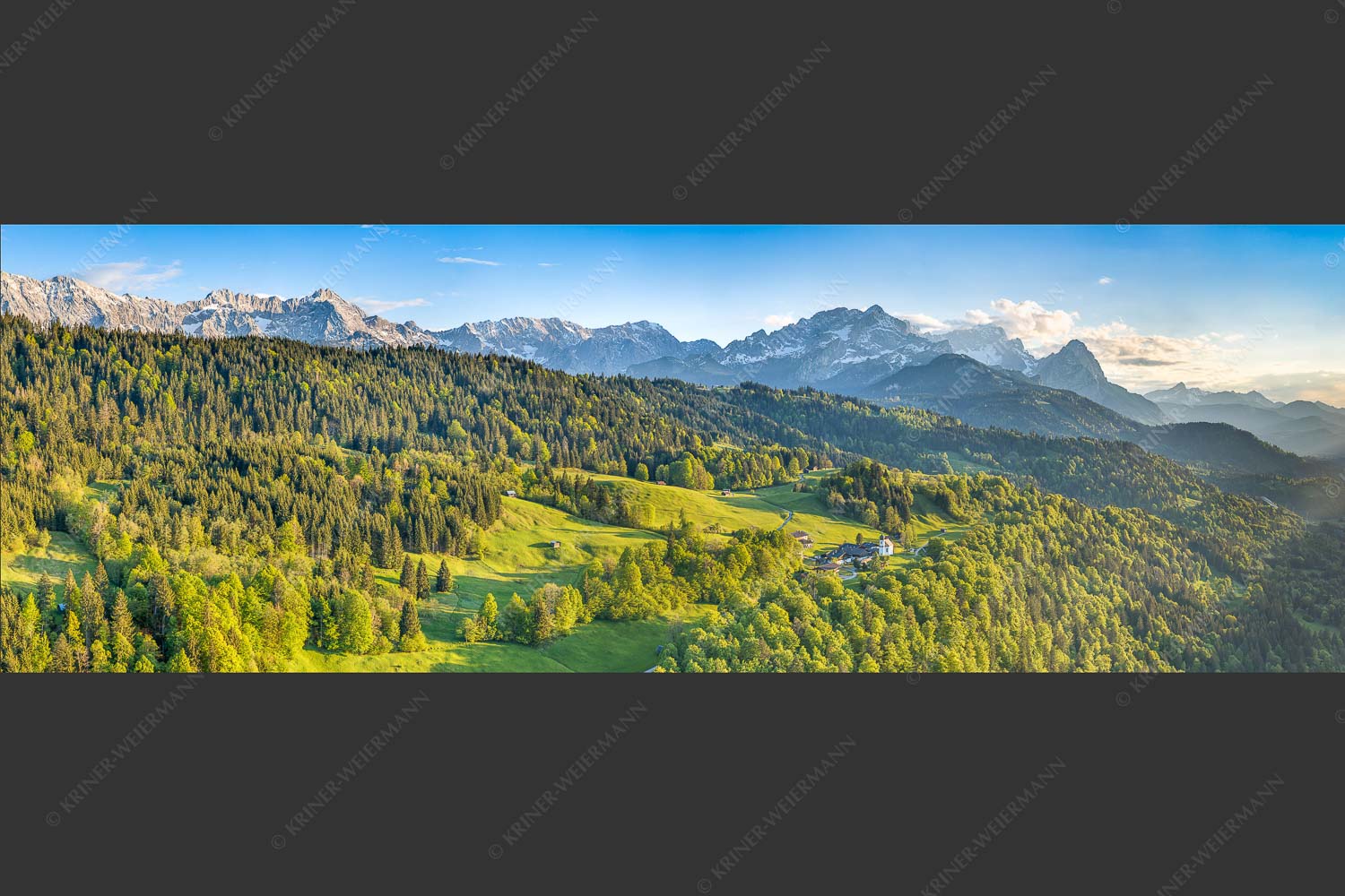 Blick über die Ortschaft Wamberg zum Zugspitzmassiv im Wettersteingebirge - Alpendorf 3:1  -- Wamberg mit Wetterstein - mehr Infos bei www.Kriner-Weiermann.de