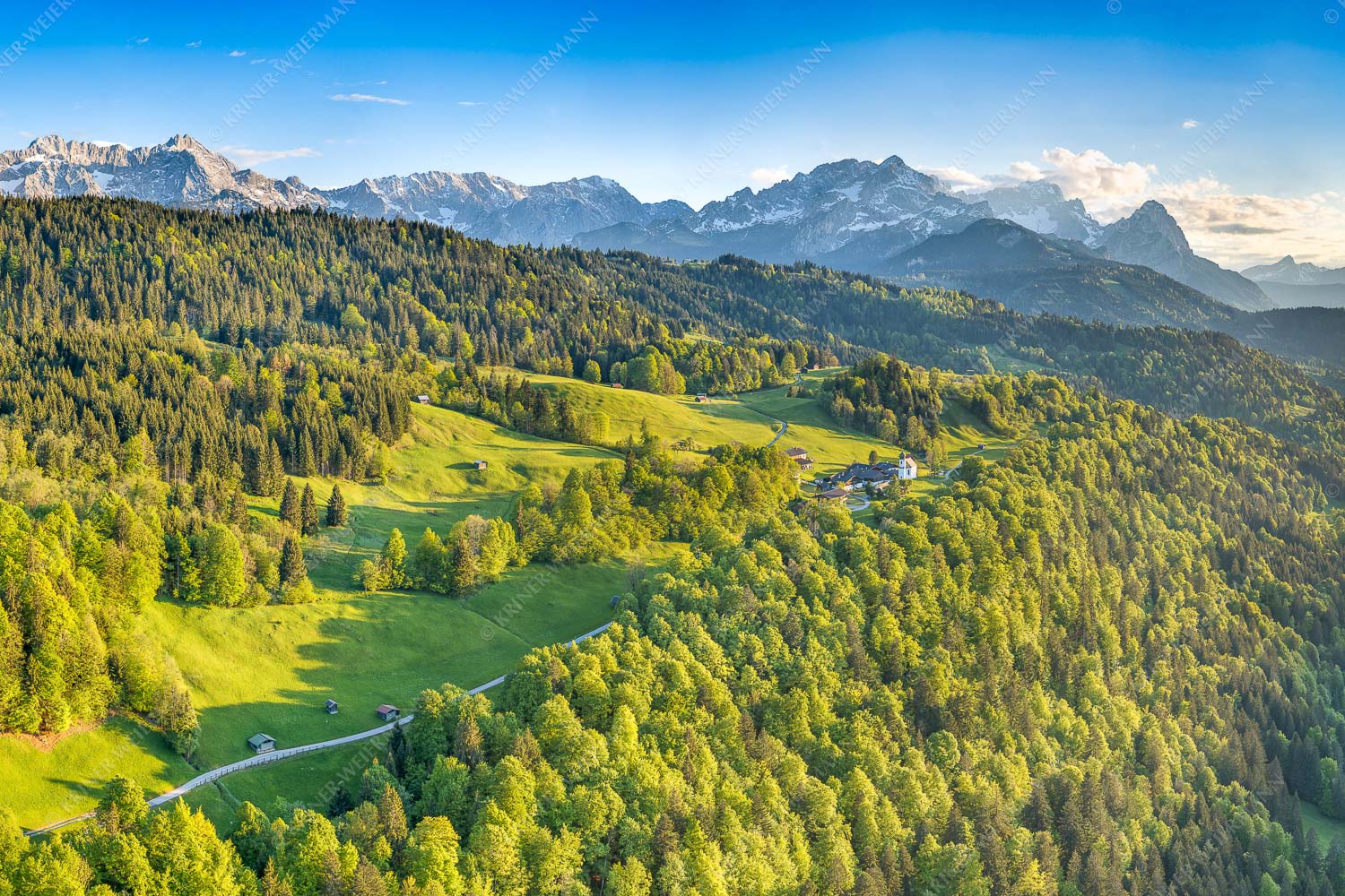 Blick über die Ortschaft Wamberg zum Zugspitzmassiv im Wettersteingebirge - Alpendorf 3:2  -- Wamberg mit Wetterstein - mehr Infos bei www.Kriner-Weiermann.de