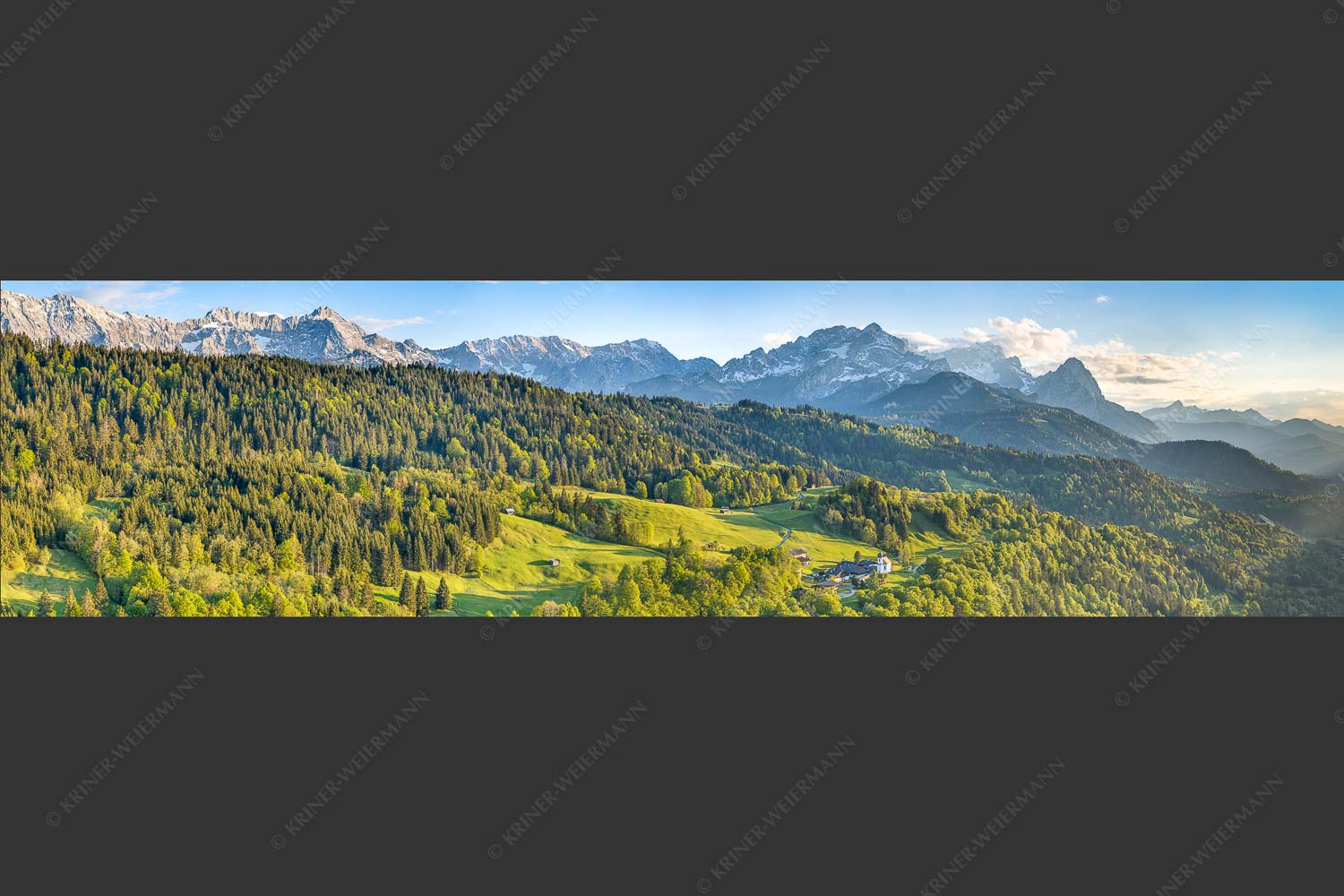 Blick über die Ortschaft Wamberg zum Zugspitzmassiv im Wettersteingebirge - Alpendorf 4:1  -- Wamberg mit Wetterstein - mehr Infos bei www.Kriner-Weiermann.de