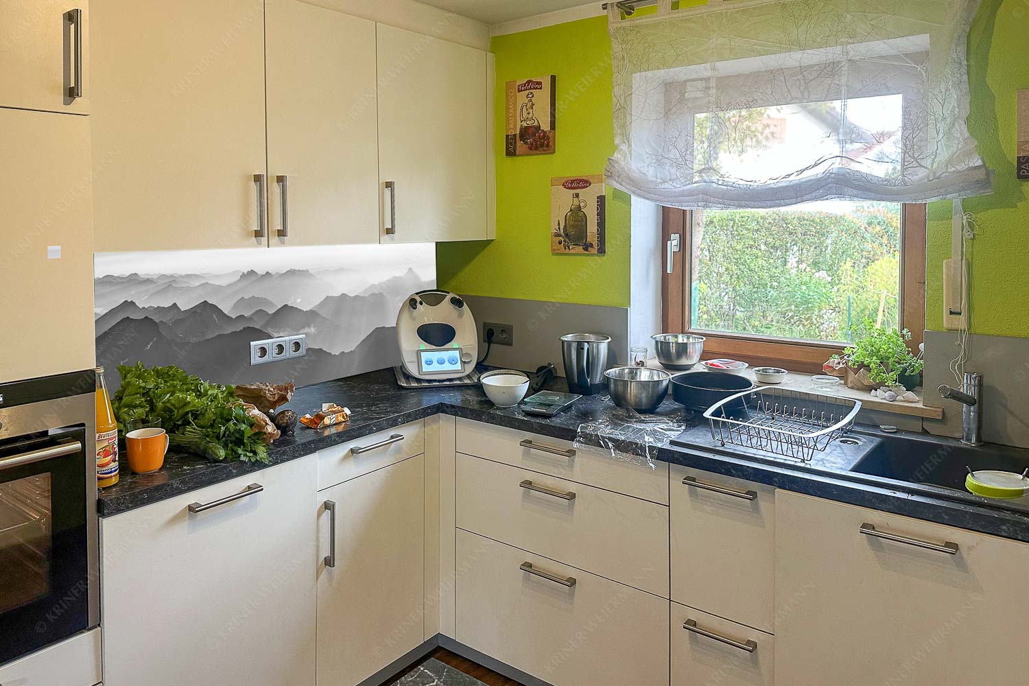 Mittsommerlicher Sonnenuntergang von der Zugspitze - Küchespiegel links=1 Atemlos Wurm links-Zugspitze Sonnenuntergang 3:1 sw - mehr Infos bei www.Kriner-Weiermann.de