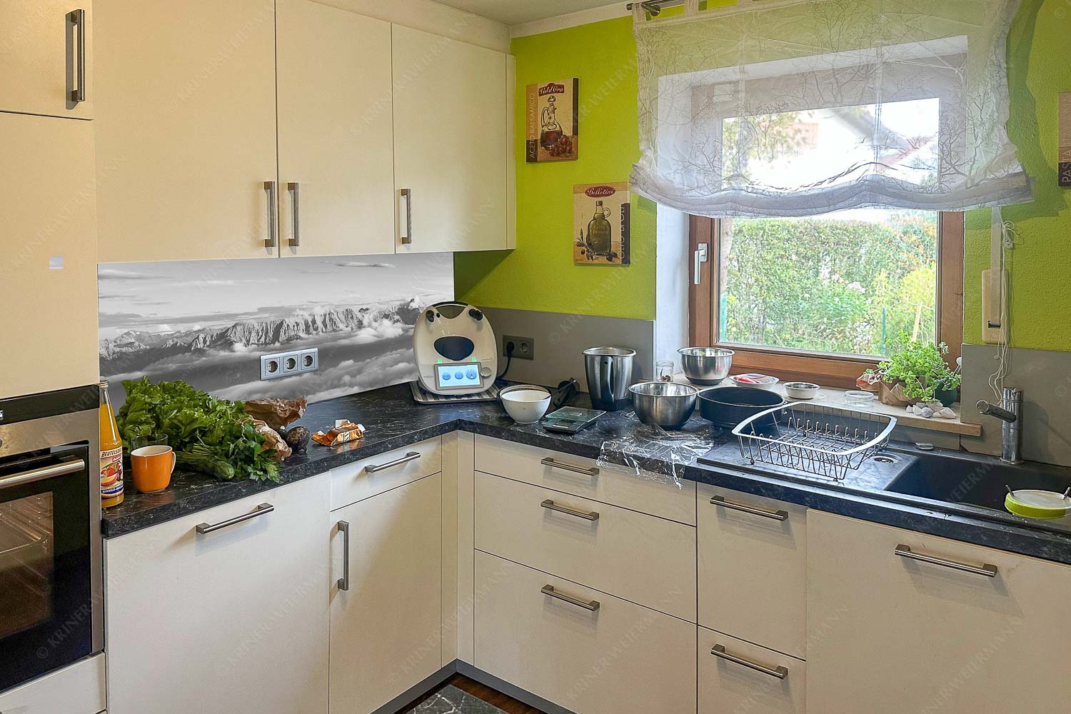 Blick vom Estergebirge ins Wettersteingebirge - Küchespiegel links=1 Zufriedenheit Wurm links-Wetterstein Panorama 3:1 sw - mehr Infos bei www.Kriner-Weiermann.de