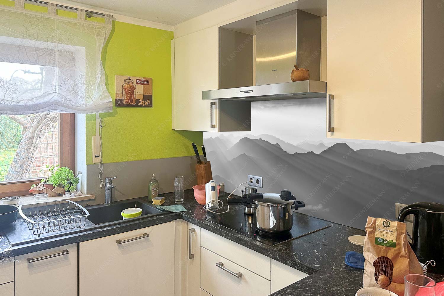 Mittsommerlicher Sonnenuntergang von der Zugspitze - Küchespiegel rechts=1 Atemlos Wurm rechts-Zugspitze Sonnenuntergang 3:1 sw - mehr Infos bei www.Kriner-Weiermann.de