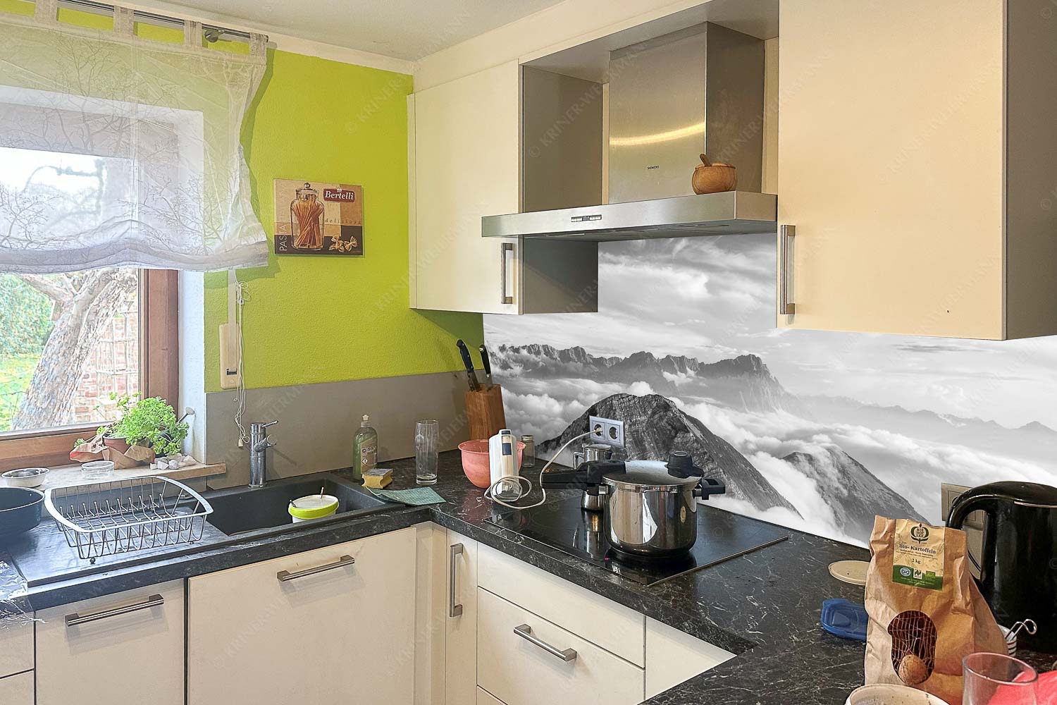 Blick vom Estergebirge ins Wettersteingebirge - Küchespiegel rechts=1 Zufriedenheit Wurm rechts-Wetterstein Panorama 3:1 sw - mehr Infos bei www.Kriner-Weiermann.de