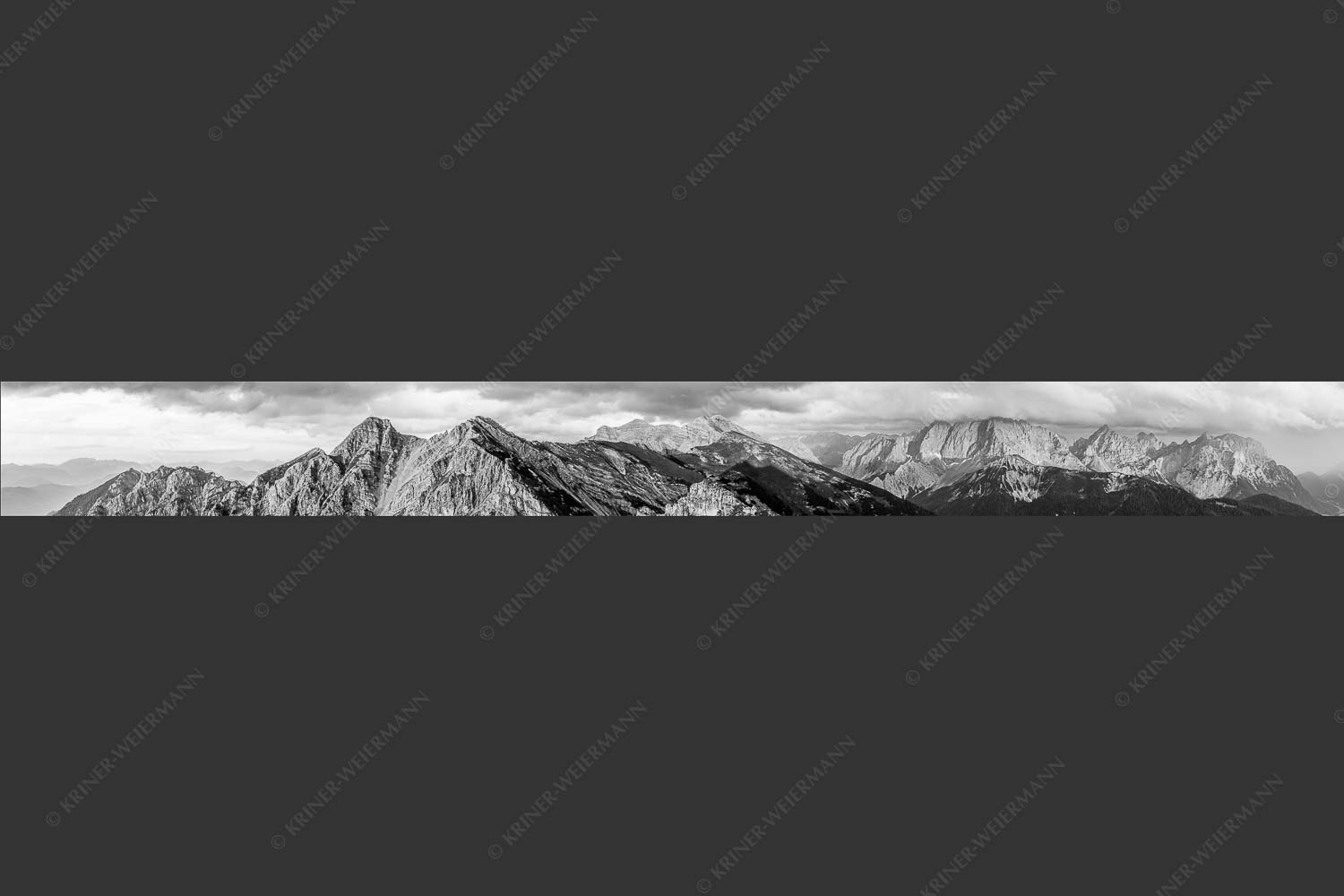 Letztes Sonnenlicht trifft Wörner, Hochkarspitze und Soiernspitze - Seinskopfblick 10:1 sw -- Seinskopf Abendlicht Gewitterpause Karwendel - mehr Infos bei www.Kriner-Weiermann.de