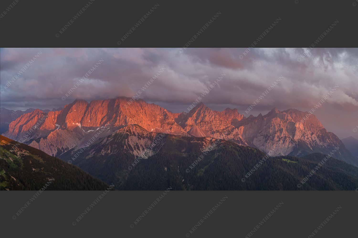 Letztes Sonnenlicht trifft Wörner, Hochkarspitze und Soiernspitze - Seinskopfblick 2,5:1  -- Seinskopf Abendlicht Gewitterpause Karwendel - mehr Infos bei www.Kriner-Weiermann.de
