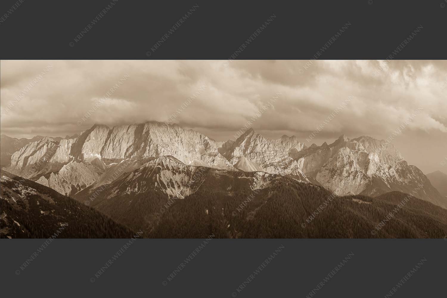 Letztes Sonnenlicht trifft Wörner, Hochkarspitze und Soiernspitze - Seinskopfblick 2,5:1 sepia -- Seinskopf Abendlicht Gewitterpause Karwendel - mehr Infos bei www.Kriner-Weiermann.de