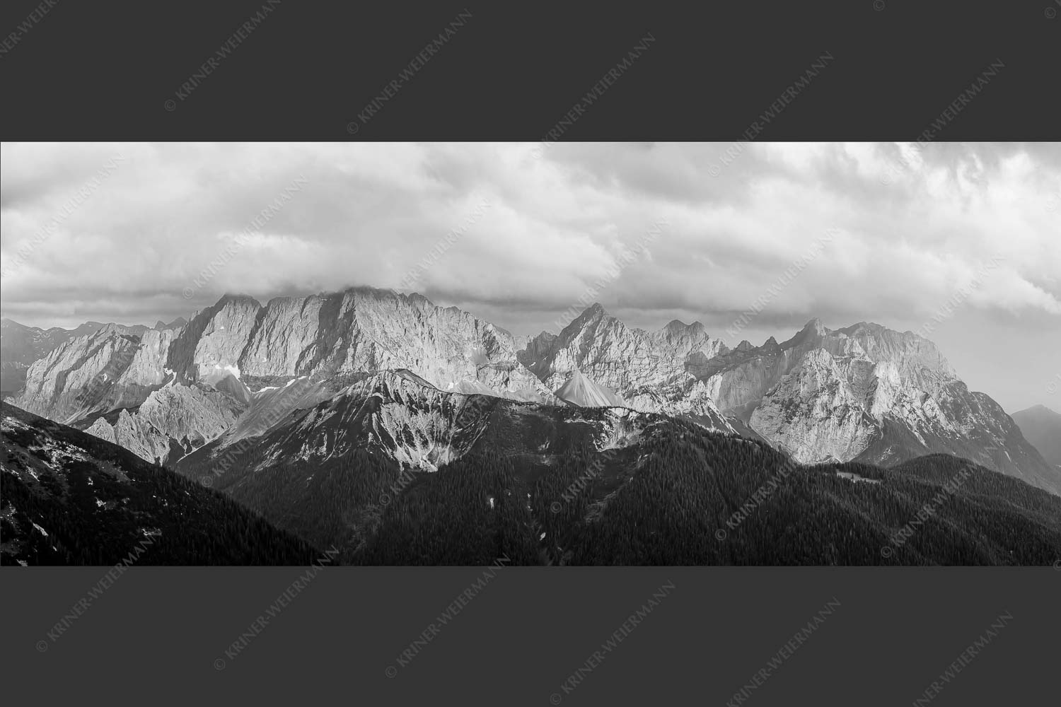 Letztes Sonnenlicht trifft Wörner, Hochkarspitze und Soiernspitze - Seinskopfblick 2,5:1 sw -- Seinskopf Abendlicht Gewitterpause Karwendel - mehr Infos bei www.Kriner-Weiermann.de