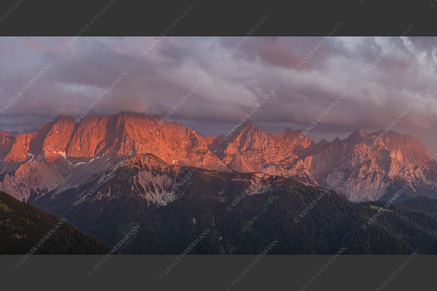 Letztes Sonnenlicht trifft Wörner, Hochkarspitze und Soiernspitze - Seinskopfblick 2:1  -- Seinskopf Abendlicht Gewitterpause Karwendel - mehr Infos bei www.Kriner-Weiermann.de