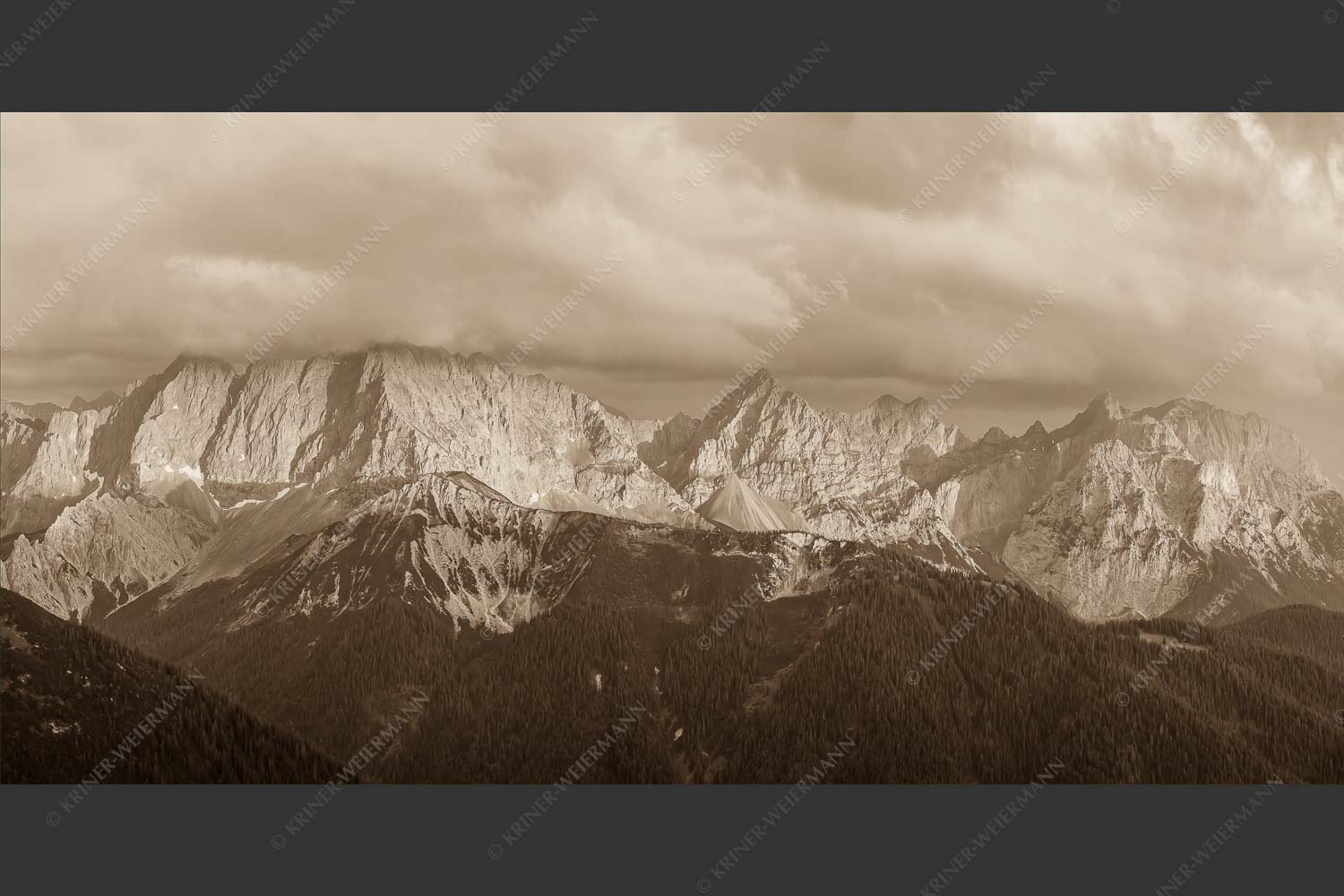 Letztes Sonnenlicht trifft Wörner, Hochkarspitze und Soiernspitze - Seinskopfblick 2:1 sepia -- Seinskopf Abendlicht Gewitterpause Karwendel - mehr Infos bei www.Kriner-Weiermann.de
