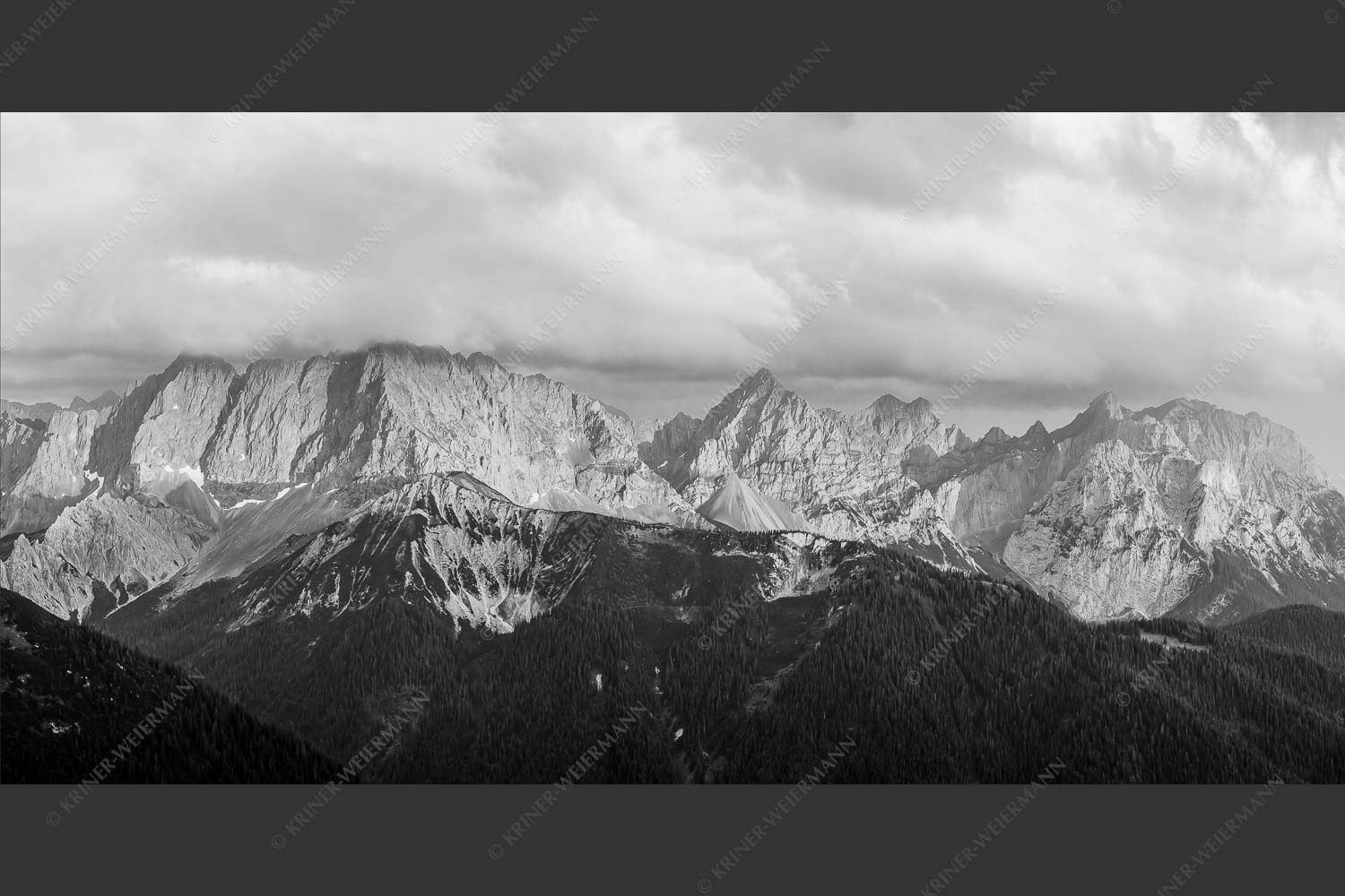 Letztes Sonnenlicht trifft Wörner, Hochkarspitze und Soiernspitze - Seinskopfblick 2:1 sw -- Seinskopf Abendlicht Gewitterpause Karwendel - mehr Infos bei www.Kriner-Weiermann.de