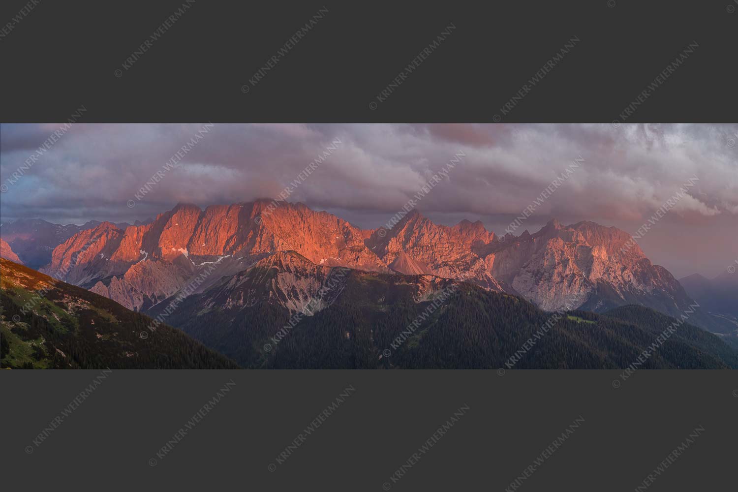 Letztes Sonnenlicht trifft Wörner, Hochkarspitze und Soiernspitze - Seinskopfblick 3:1  -- Seinskopf Abendlicht Gewitterpause Karwendel - mehr Infos bei www.Kriner-Weiermann.de