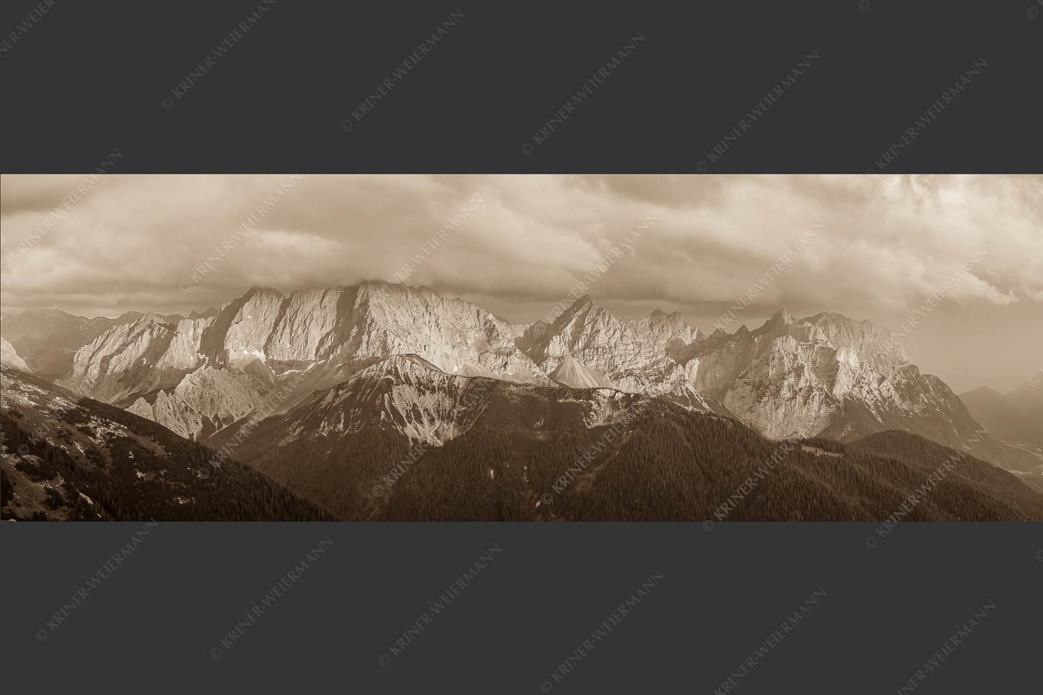 Letztes Sonnenlicht trifft Wörner, Hochkarspitze und Soiernspitze - Seinskopfblick 3:1 sepia -- Seinskopf Abendlicht Gewitterpause Karwendel - mehr Infos bei www.Kriner-Weiermann.de