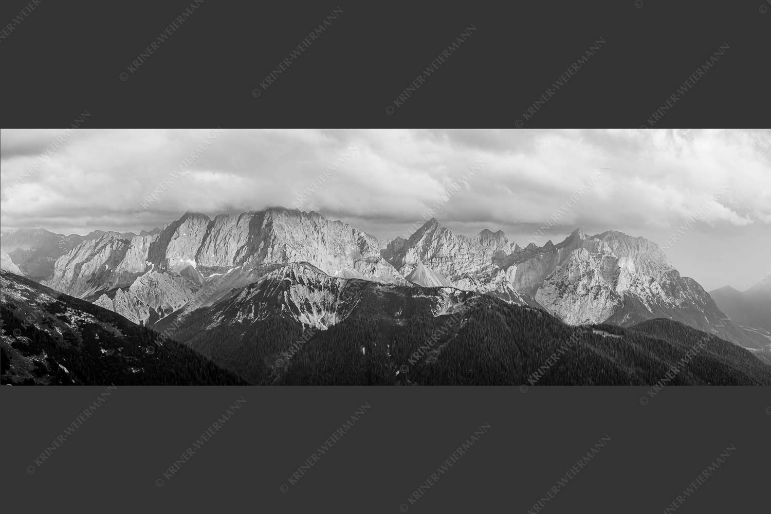 Letztes Sonnenlicht trifft Wörner, Hochkarspitze und Soiernspitze - Seinskopfblick 3:1 sw -- Seinskopf Abendlicht Gewitterpause Karwendel - mehr Infos bei www.Kriner-Weiermann.de