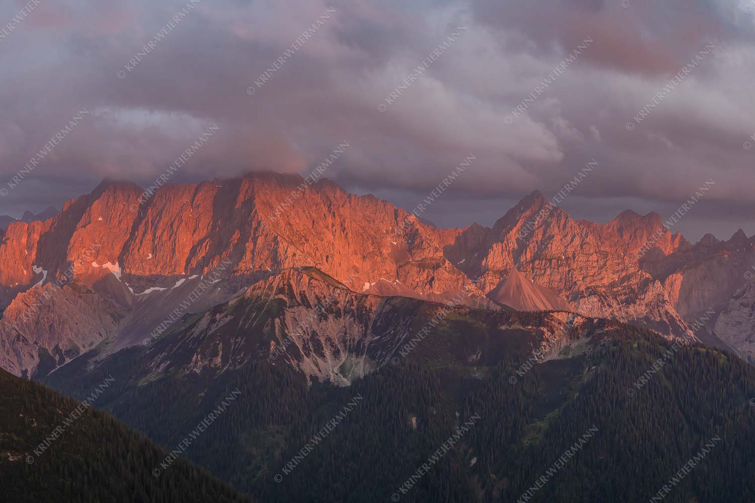 Letztes Sonnenlicht trifft Wörner, Hochkarspitze und Soiernspitze - Seinskopfblick 3:2  -- Seinskopf Abendlicht Gewitterpause Karwendel - mehr Infos bei www.Kriner-Weiermann.de