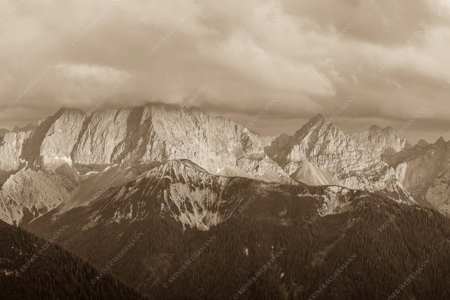Letztes Sonnenlicht trifft Wörner, Hochkarspitze und Soiernspitze - Seinskopfblick 3:2 sepia -- Seinskopf Abendlicht Gewitterpause Karwendel - mehr Infos bei www.Kriner-Weiermann.de
