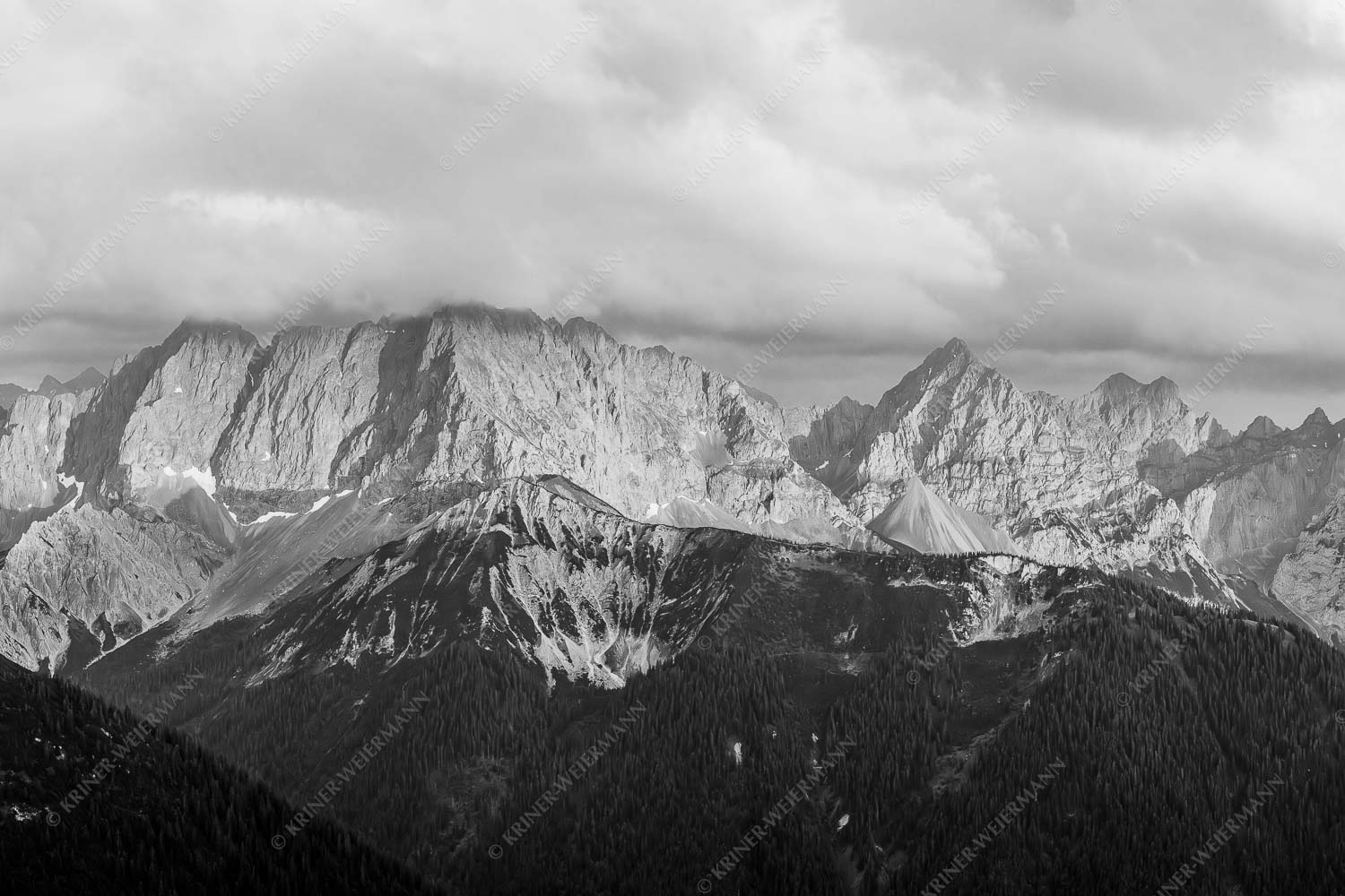Letztes Sonnenlicht trifft Wörner, Hochkarspitze und Soiernspitze - Seinskopfblick 3:2 sw -- Seinskopf Abendlicht Gewitterpause Karwendel - mehr Infos bei www.Kriner-Weiermann.de