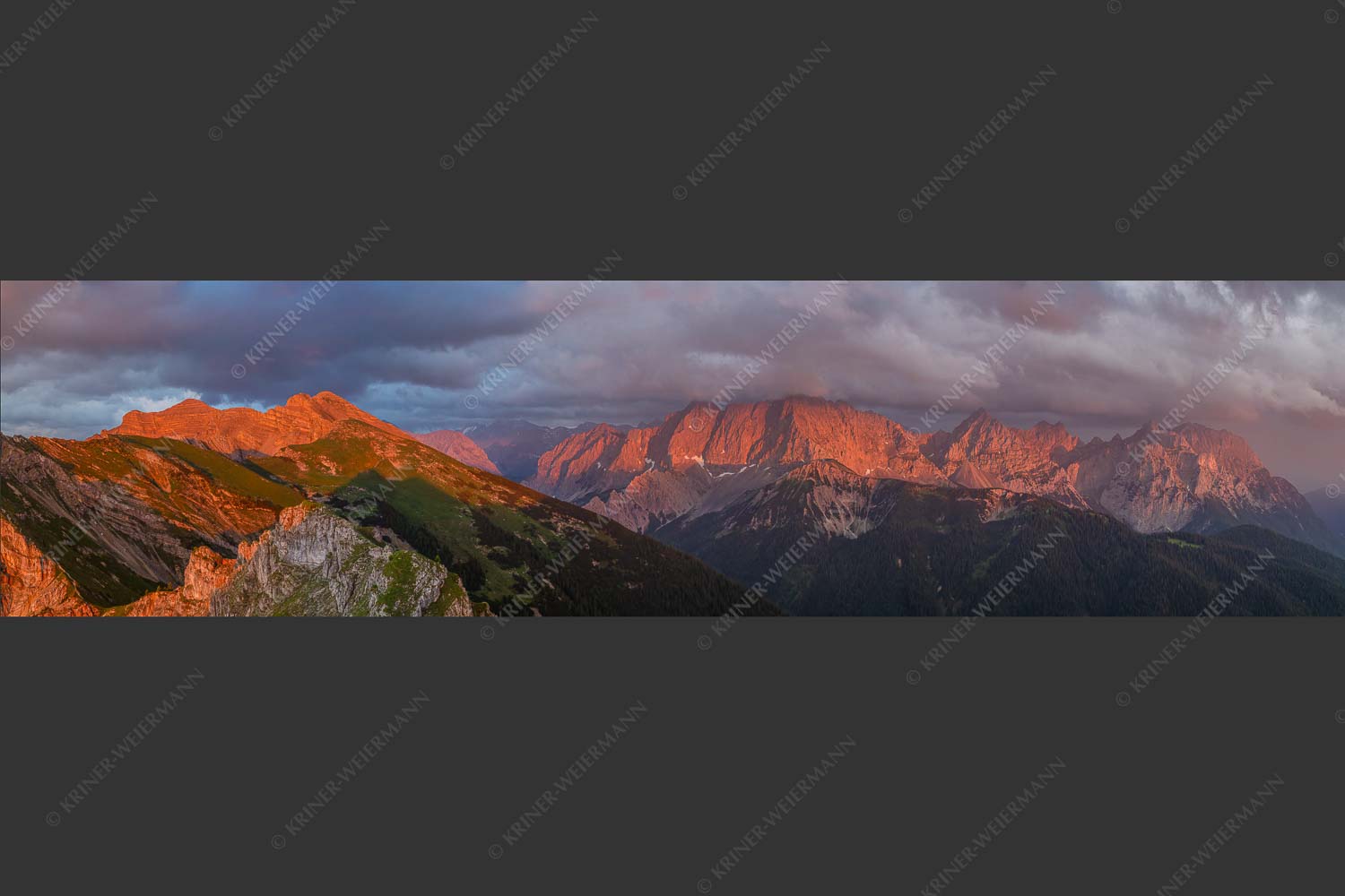 Letztes Sonnenlicht trifft Wörner, Hochkarspitze und Soiernspitze - Seinskopfblick 4:1  -- Seinskopf Abendlicht Gewitterpause Karwendel - mehr Infos bei www.Kriner-Weiermann.de