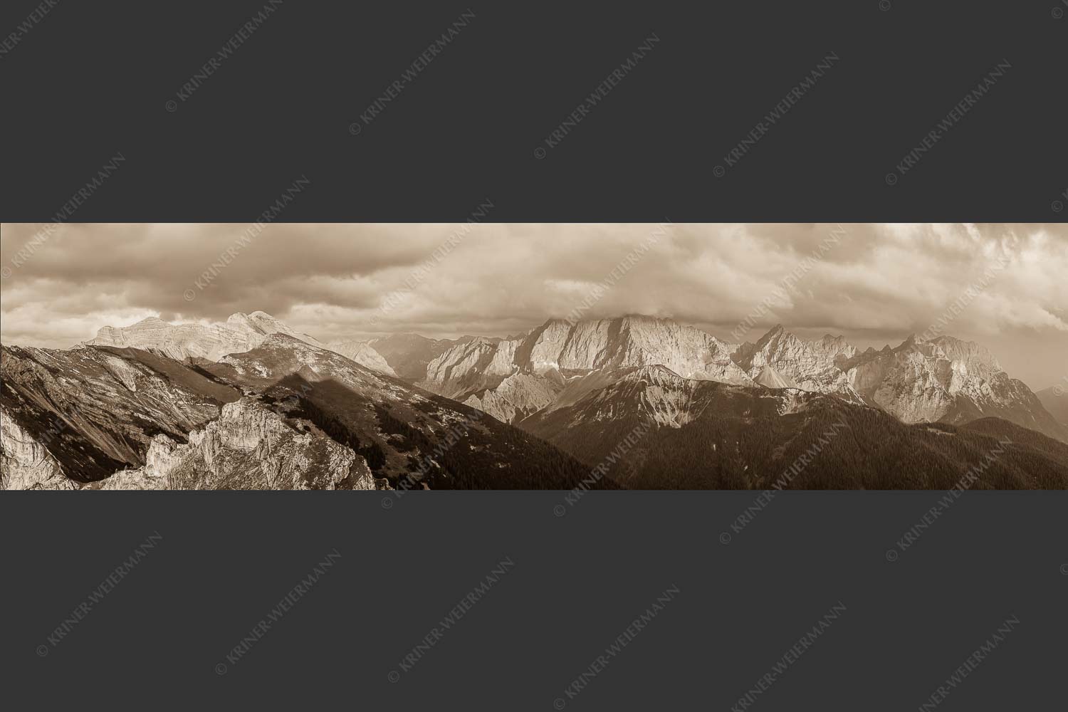 Letztes Sonnenlicht trifft Wörner, Hochkarspitze und Soiernspitze - Seinskopfblick 4:1 sepia -- Seinskopf Abendlicht Gewitterpause Karwendel - mehr Infos bei www.Kriner-Weiermann.de