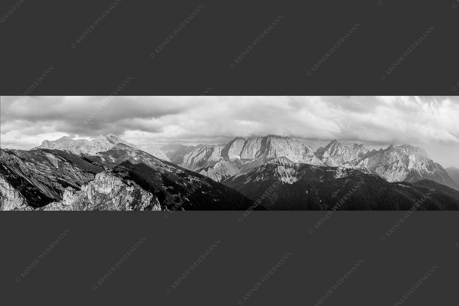 Letztes Sonnenlicht trifft Wörner, Hochkarspitze und Soiernspitze - Seinskopfblick 4:1 sw -- Seinskopf Abendlicht Gewitterpause Karwendel - mehr Infos bei www.Kriner-Weiermann.de