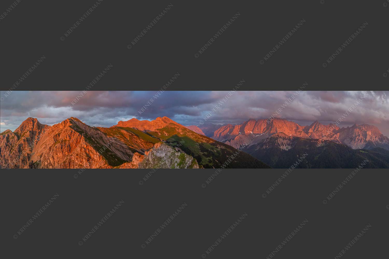 Letztes Sonnenlicht trifft Wörner, Hochkarspitze und Soiernspitze - Seinskopfblick 5:1  -- Seinskopf Abendlicht Gewitterpause Karwendel - mehr Infos bei www.Kriner-Weiermann.de