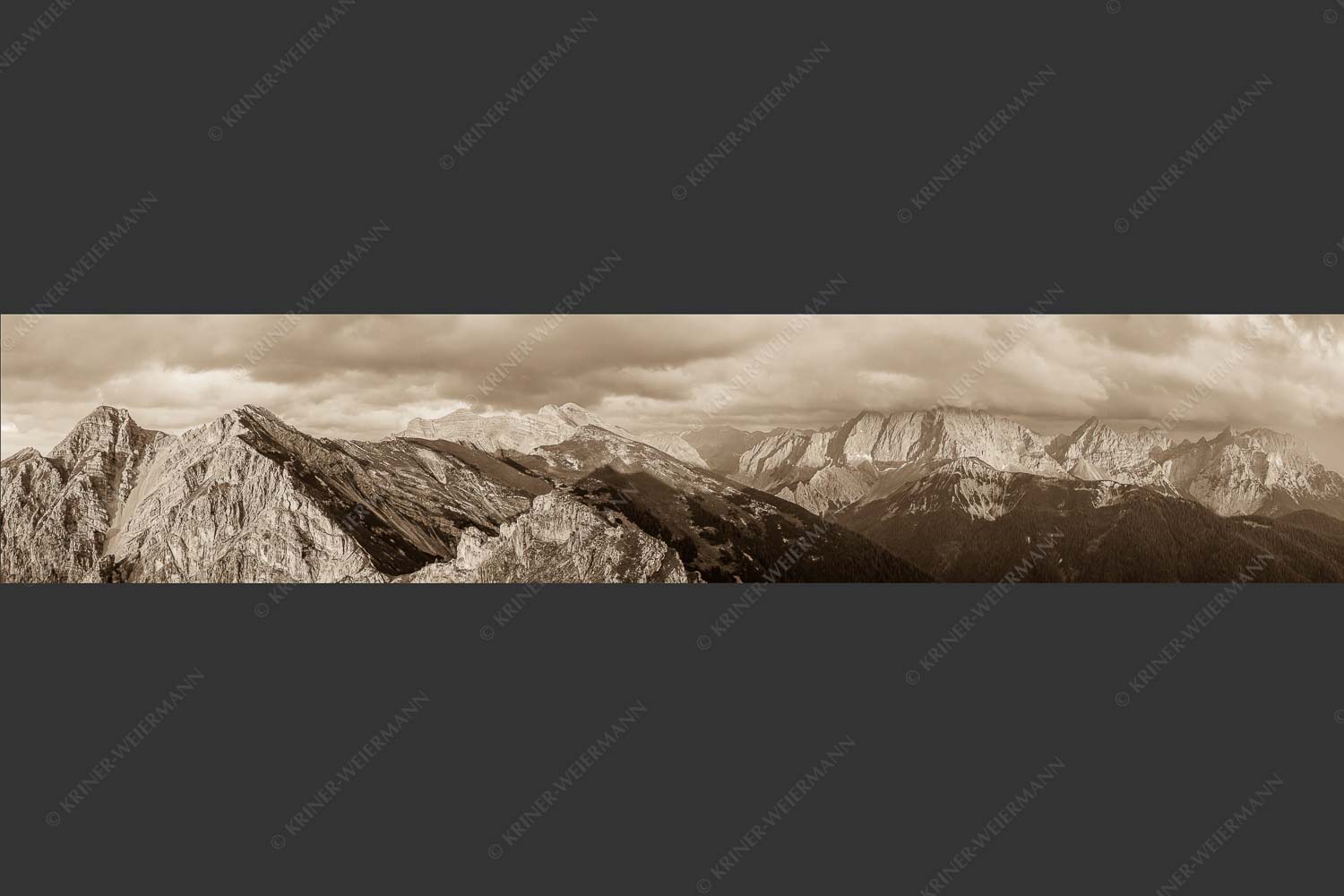 Letztes Sonnenlicht trifft Wörner, Hochkarspitze und Soiernspitze - Seinskopfblick 5:1 sepia -- Seinskopf Abendlicht Gewitterpause Karwendel - mehr Infos bei www.Kriner-Weiermann.de