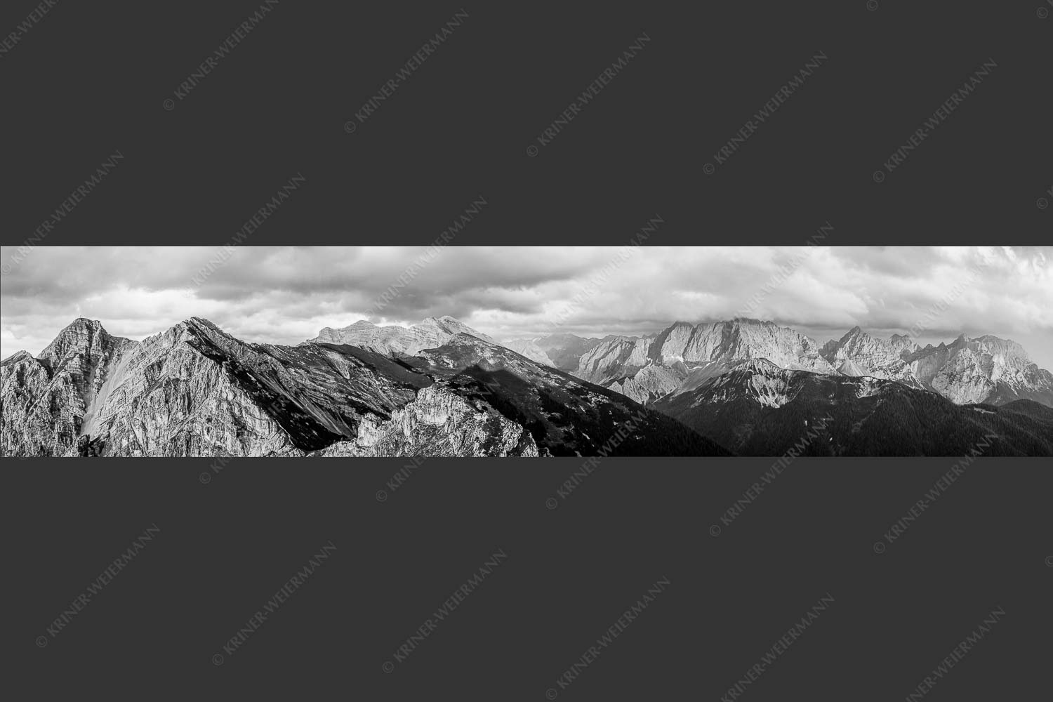 Letztes Sonnenlicht trifft Wörner, Hochkarspitze und Soiernspitze - Seinskopfblick 5:1 sw -- Seinskopf Abendlicht Gewitterpause Karwendel - mehr Infos bei www.Kriner-Weiermann.de