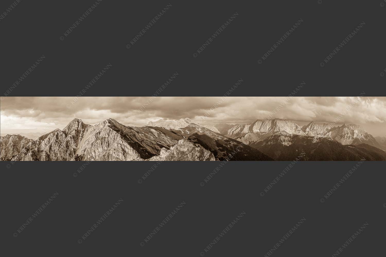 Letztes Sonnenlicht trifft Wörner, Hochkarspitze und Soiernspitze - Seinskopfblick 6:1 sepia -- Seinskopf Abendlicht Gewitterpause Karwendel - mehr Infos bei www.Kriner-Weiermann.de