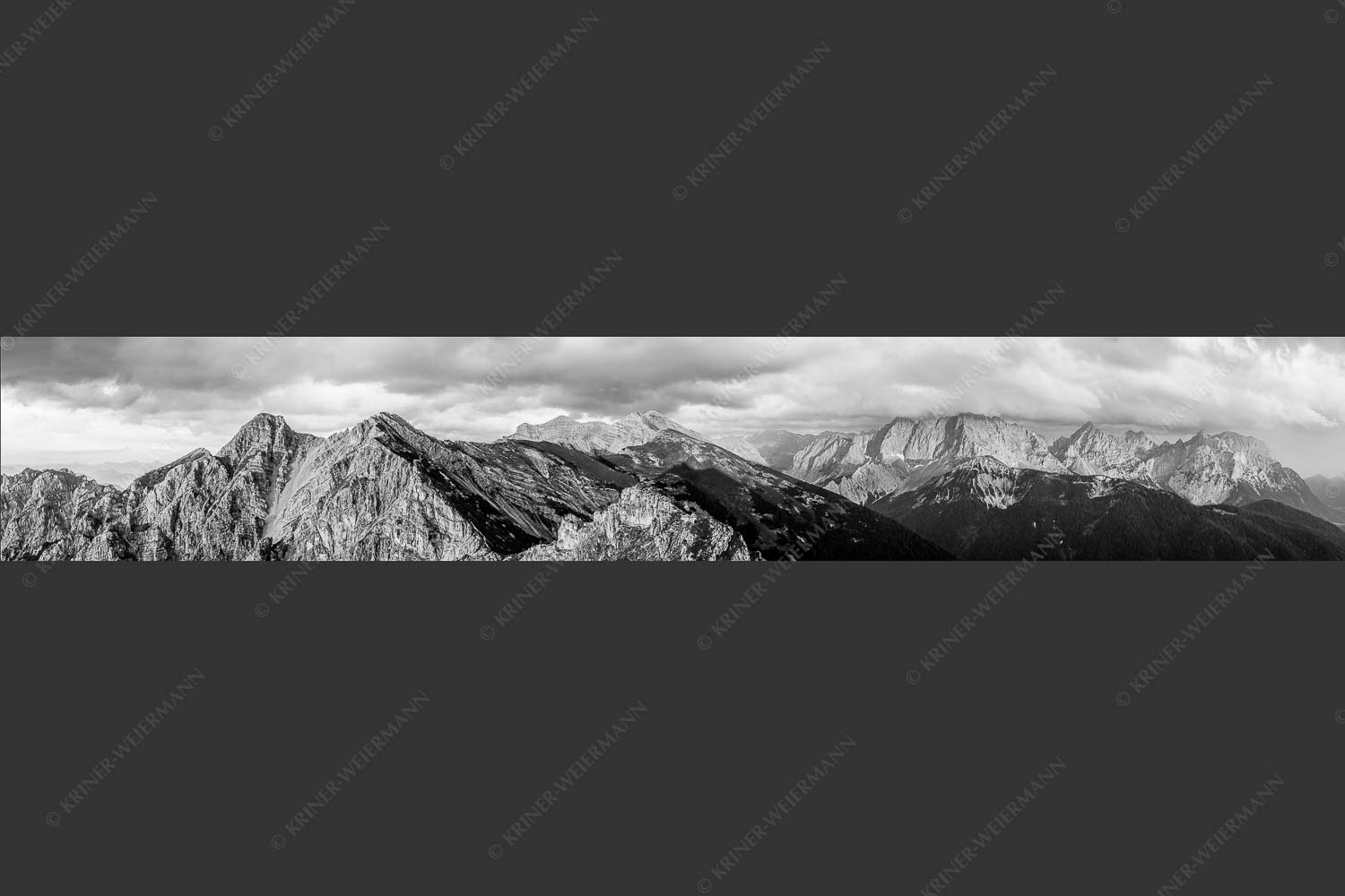 Letztes Sonnenlicht trifft Wörner, Hochkarspitze und Soiernspitze - Seinskopfblick 6:1 sw -- Seinskopf Abendlicht Gewitterpause Karwendel - mehr Infos bei www.Kriner-Weiermann.de