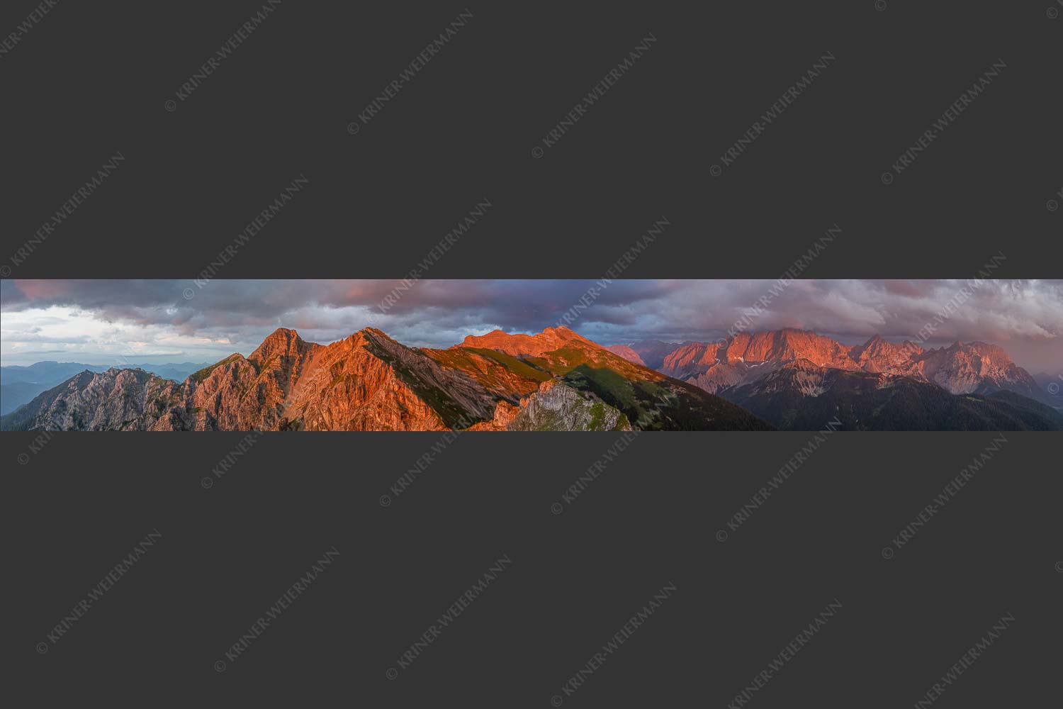 Letztes Sonnenlicht trifft Wörner, Hochkarspitze und Soiernspitze - Seinskopfblick 7:1  -- Seinskopf Abendlicht Gewitterpause Karwendel - mehr Infos bei www.Kriner-Weiermann.de